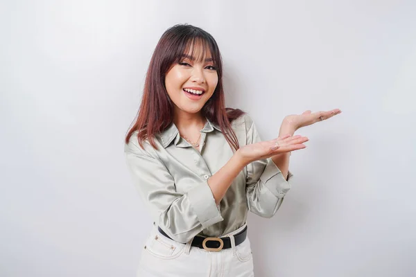 Emocionada Mujer Asiática Con Camisa Verde Salvia Apuntando Espacio Copia —  Fotos de Stock