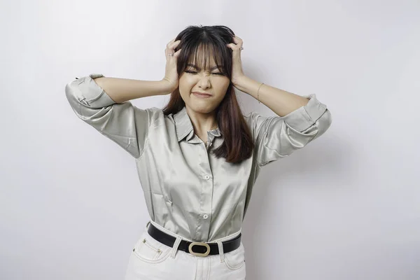 초록색 셔츠를 아시아 여성의 우울해 보인다 — 스톡 사진