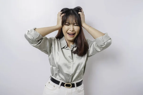 Retrato Una Mujer Asiática Con Una Camisa Verde Salvia Aislada — Foto de Stock