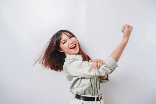 Emocionada Mujer Asiática Usando Una Camisa Verde Salvia Mostrando Gesto —  Fotos de Stock