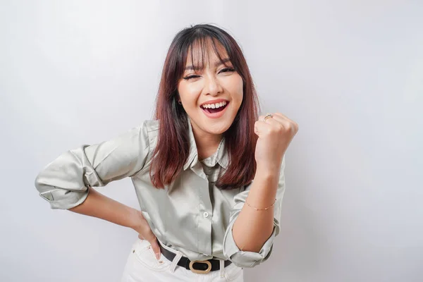 白い背景に隔離されたセージグリーンのシャツを着た幸せな表情をした若いアジア人女性 — ストック写真