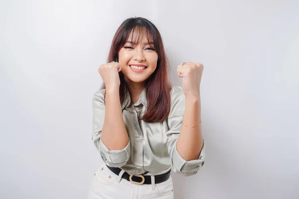 Una Joven Asiática Con Una Feliz Expresión Exitosa Vistiendo Una —  Fotos de Stock