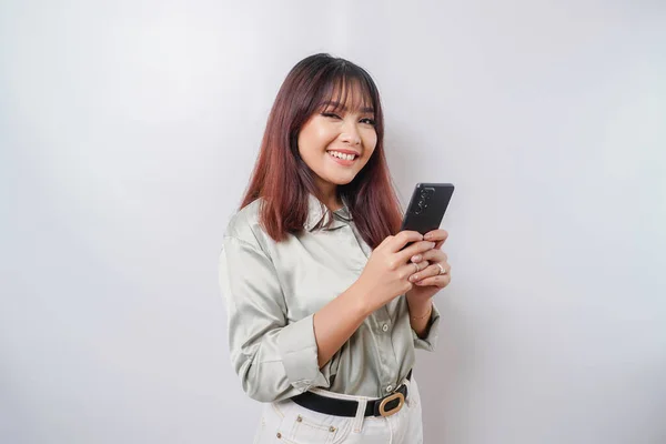 Портрет Щасливої Азіатської Жінки Зеленою Сорочкою Телефоном Ізольованим Білим Фоном — стокове фото