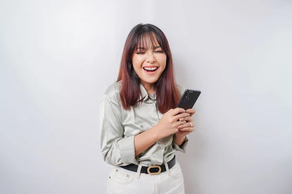 Portret Szczęśliwej Azjatki Ubranej Szałwiową Zieloną Koszulę Trzymającej Telefon Odizolowanej — Zdjęcie stockowe