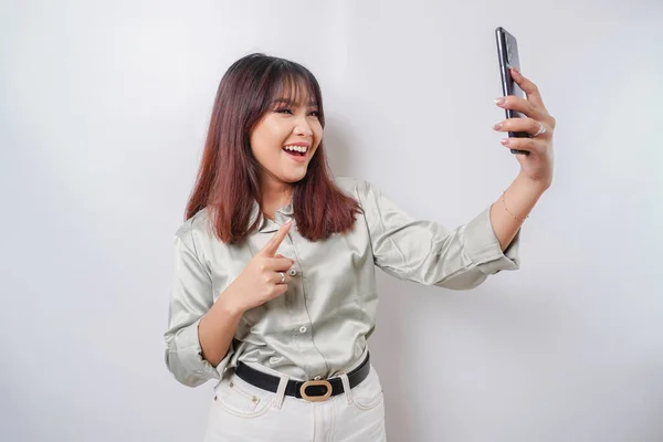 Портрет Щасливої Азіатської Жінки Зеленою Сорочкою Телефоном Ізольованим Білим Фоном — стокове фото