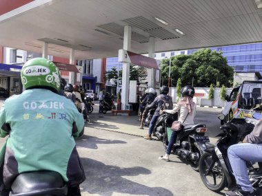 Bir sıra insan, Endonezya 'daki yerel bir benzin istasyonunda araçlarına benzin veya dizel doldurmak için toplanıyor.