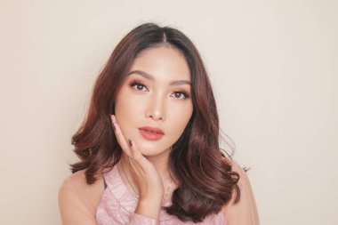 Temiz cilde dokunan Asyalı genç modelin yakın plan güzel yüzü. Doğal çıplak makyaj malzemesi. Cilt bakımı yüz bakımı, kaplıca, kadın sağlığı konsepti.