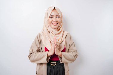 Mübarek bayramını selamlayan tesettürlü güzel bir Müslüman kadının portresi