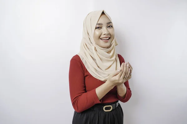 幸せ美しいですアジアのイスラム教徒の女の子を身に着けていますスカーフ祈る神 — ストック写真