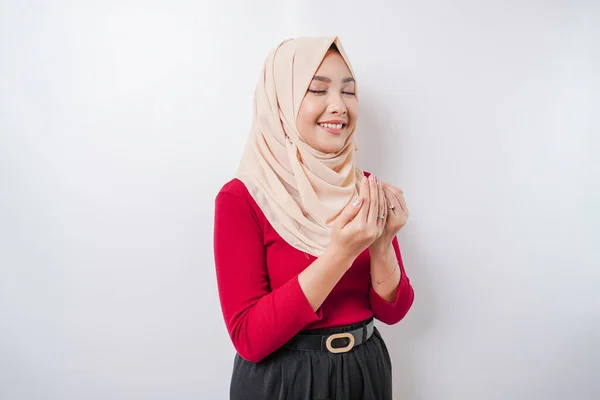 Ευτυχισμένη Όμορφη Ασιάτισσα Μουσουλμάνα Φορώντας Μαντίλα Προσεύχεται Στο Θεό — Φωτογραφία Αρχείου