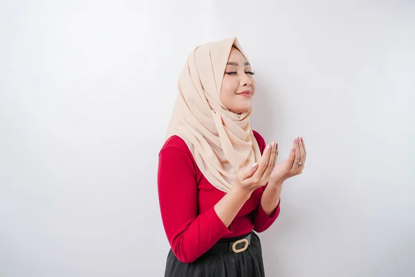 Mutlu Asyalı Güzel Müslüman Kız Başörtüsü Takıp Tanrı Dua Ediyor — Stok fotoğraf