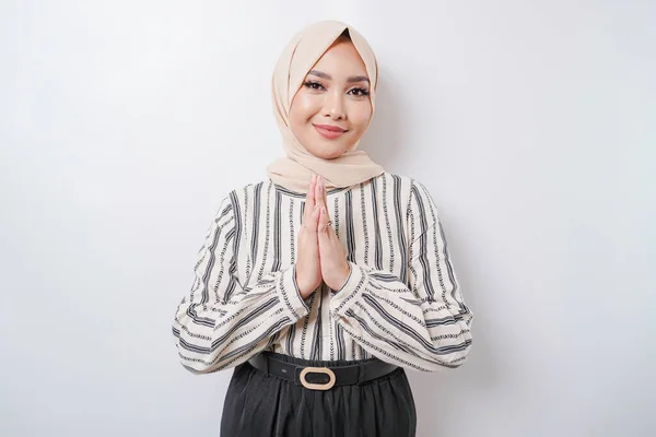 Ritratto Una Giovane Donna Musulmana Con Indosso Hijab Che Saluto — Foto Stock