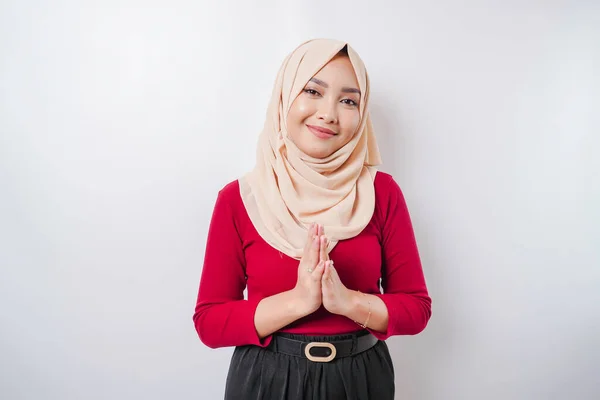 若いです美しいですイスラム教徒女性身に着けていますAヒジャーブジェスチャーIdムバラク挨拶 — ストック写真