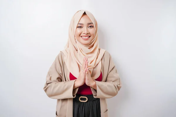 Retrato Uma Jovem Mulher Muçulmana Bonita Vestindo Gesto Hijab Eid — Fotografia de Stock