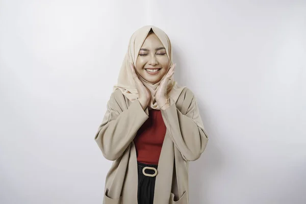 Porträt Einer Selbstbewusst Lächelnden Asiatischen Muslimin Die Vor Weißem Hintergrund — Stockfoto