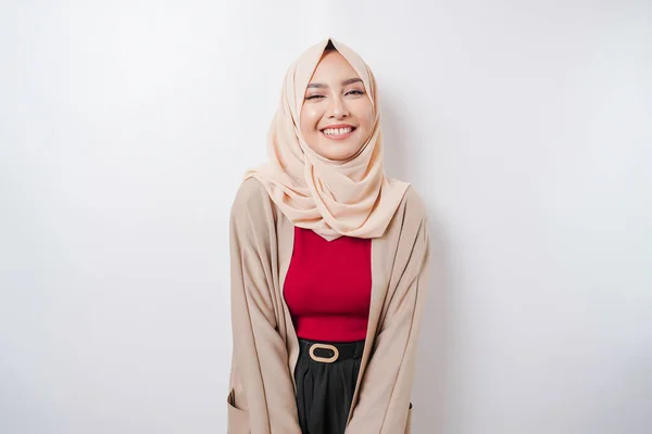 Porträt Einer Selbstbewusst Lächelnden Asiatischen Muslimin Die Vor Weißem Hintergrund — Stockfoto
