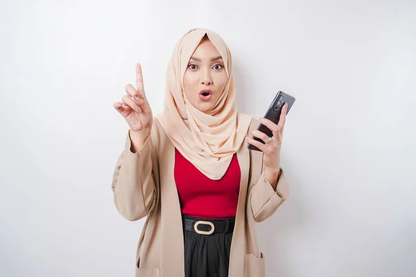 Şok Olmuş Asyalı Kadın Beyaz Arka Planla Izole Edilmiş Telefonuyla — Stok fotoğraf