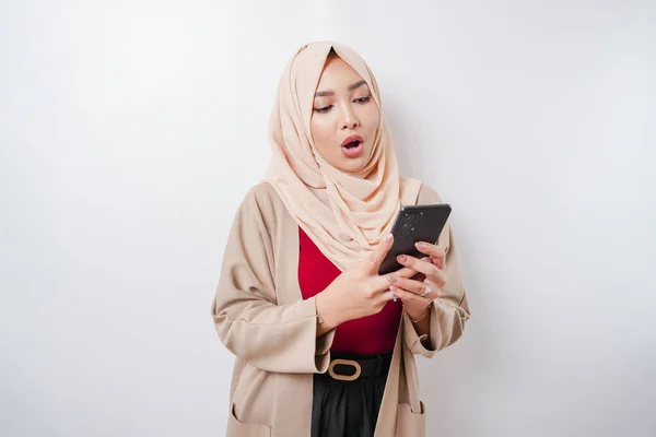 Шокированная Азиатка Хиджабе Держит Телефон Изолированный Белым Фоном — стоковое фото