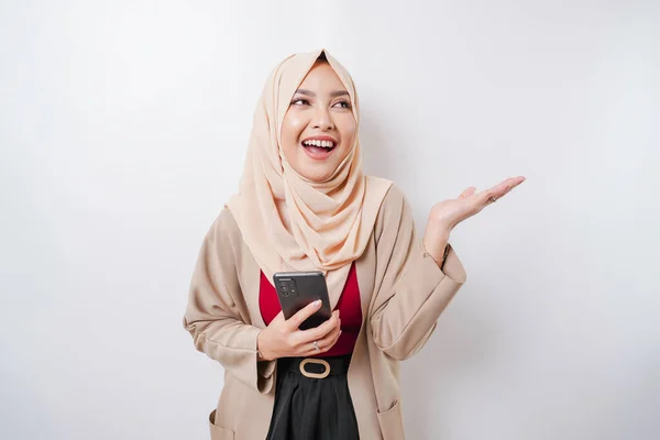 Aufgeregte Asiatin Hijab Zeigt Auf Den Kopierraum Neben Sich Während — Stockfoto