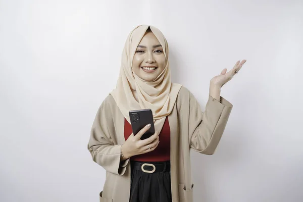 Emocionada Mujer Asiática Con Hijab Apuntando Espacio Copia Lado Mientras —  Fotos de Stock