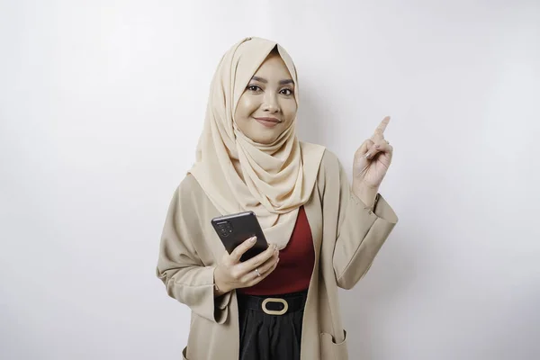 Захоплена Азіатка Одягнена Хіджаб Вказує Копіювальний Простір Поруч Нею Тримаючи — стокове фото