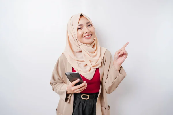 Spännande Asiatisk Kvinna Bär Hijab Pekar Kopian Utrymme Bredvid Henne — Stockfoto