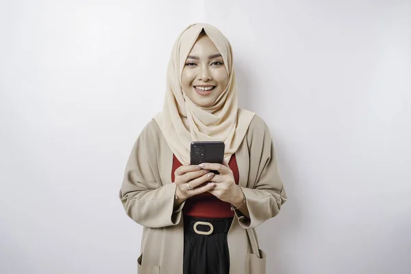 Portret Szczęśliwej Azjatki Noszącej Hidżab Trzymającej Telefon Odizolowanej Białym Tle — Zdjęcie stockowe