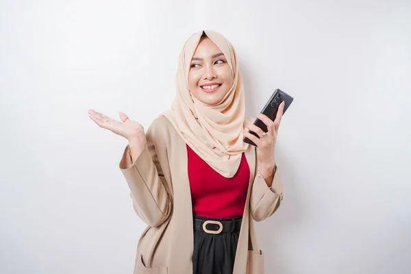 Emocionada Mujer Asiática Con Hijab Apuntando Espacio Copia Lado Mientras — Foto de Stock
