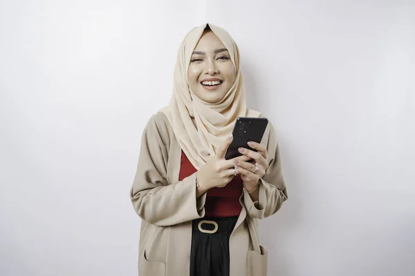 白い背景によって隔離されたヒジャーブを身に着けている幸せなアジアの女性の肖像画 — ストック写真