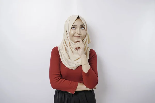 Una Joven Reflexiva Lleva Hijab Sostiene Barbilla Aislada Por Fondo —  Fotos de Stock