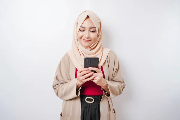 Portret Szczęśliwej Azjatki Noszącej Hidżab Trzymającej Telefon Odizolowanej Białym Tle — Zdjęcie stockowe