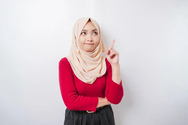 Uma Jovem Pensativa Está Usando Hijab Segurando Seu Queixo Isolado — Fotografia de Stock