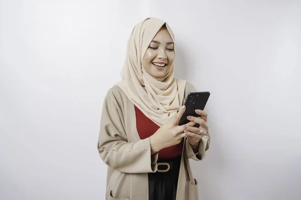Портрет Счастливой Азиатки Носящей Хиджаб Держащей Телефон Изолированный Белым Фоном — стоковое фото