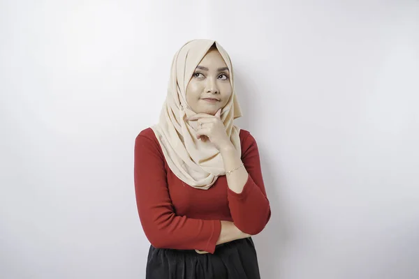 Une Jeune Femme Réfléchie Porte Hijab Tient Son Menton Isolé — Photo