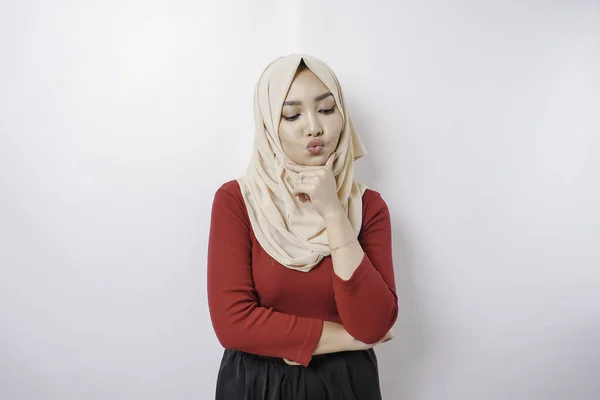 생각있는 여자가 히잡을 배경에 고립된 — 스톡 사진