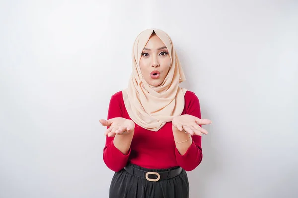 Młoda Azjatka Hidżabie Prezentująca Pomysł Uśmiechnięta Białym Tle — Zdjęcie stockowe