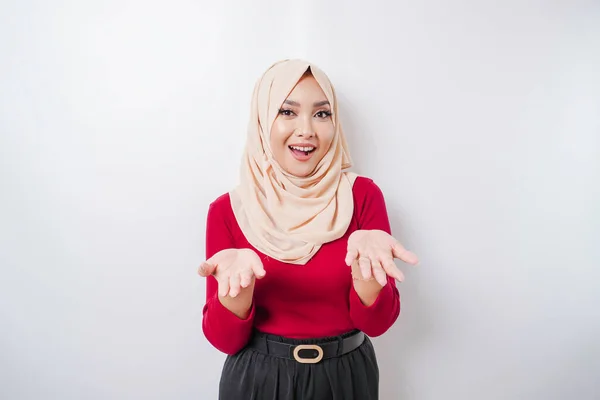 Giovane Donna Asiatica Indossa Hijab Presentando Idea Mentre Guardando Sorridente — Foto Stock