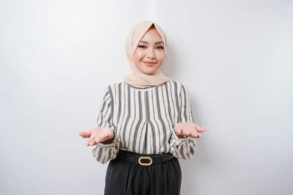 Młoda Azjatka Hidżabie Prezentująca Pomysł Uśmiechnięta Białym Tle — Zdjęcie stockowe