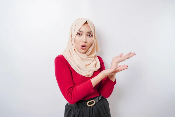 Zszokowana Azjatka Hidżabie Celująca Przestrzeń Obok Niej Odizolowana Białym Tłem — Zdjęcie stockowe