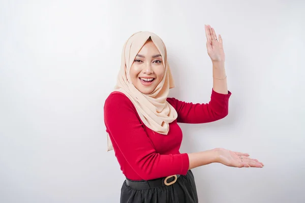 Aufgeregte Asiatin Hijab Zeigt Auf Den Kopierraum Neben Ihr Abgeschirmt — Stockfoto