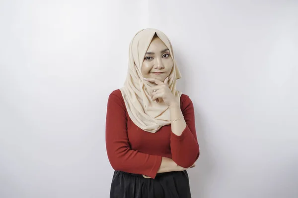 Przemyślana Młoda Kobieta Nosi Hidżab Trzyma Podbródek Odizolowany Przez Białe — Zdjęcie stockowe