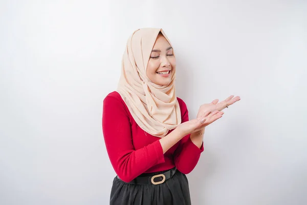 Aufgeregte Asiatin Hijab Zeigt Auf Den Kopierraum Neben Ihr Abgeschirmt — Stockfoto