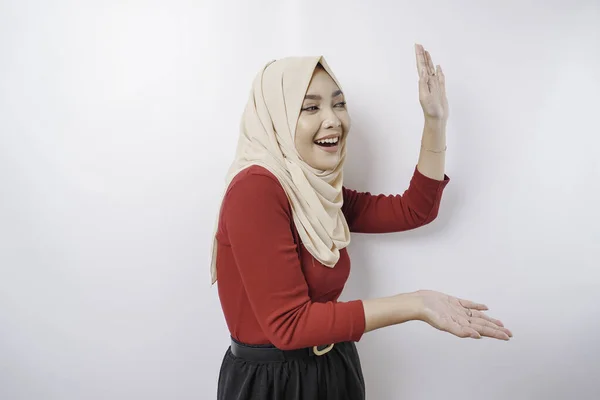 Excited Asian Woman Wearing Hijab Pointing Copy Space Her Isolated — Stock Photo, Image