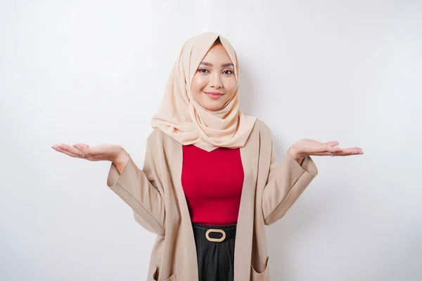 Femme Asiatique Excitée Portant Hijab Pointant Vers Espace Copie Côté — Photo