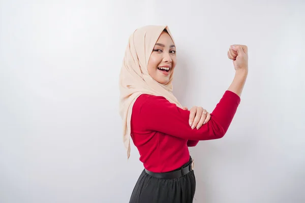 Spännande Asiatisk Muslimsk Kvinna Bär Hijab Visar Stark Gest Genom — Stockfoto