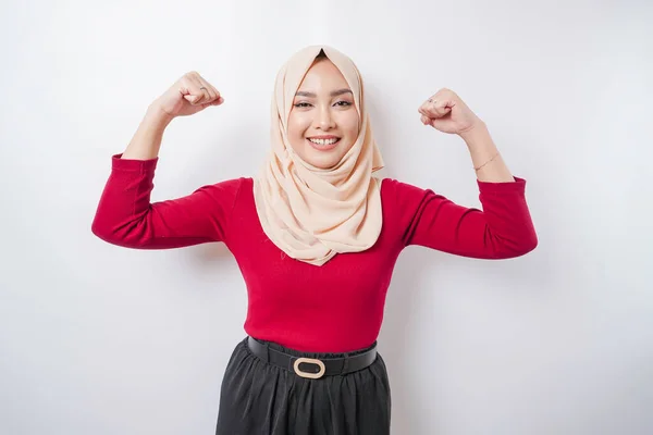 Возбужденная Азиатская Мусульманка Носящая Хиджаб Демонстрирует Сильный Жест Поднимая Руки — стоковое фото