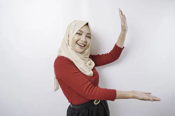Podekscytowana Azjatka Hidżabie Celująca Przestrzeń Obok Niej Odizolowana Białym Tłem — Zdjęcie stockowe