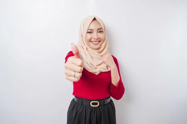 Emocionada Mujer Asiática Con Hiyab Pulgares Hacia Arriba Gesto Mano —  Fotos de Stock