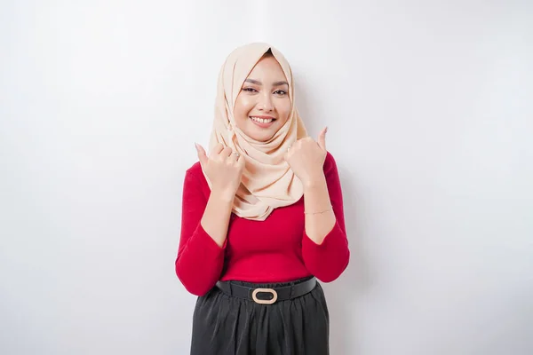 Mulher Asiática Excitada Vestindo Hijab Polegares Para Cima Gesto Aprovação — Fotografia de Stock