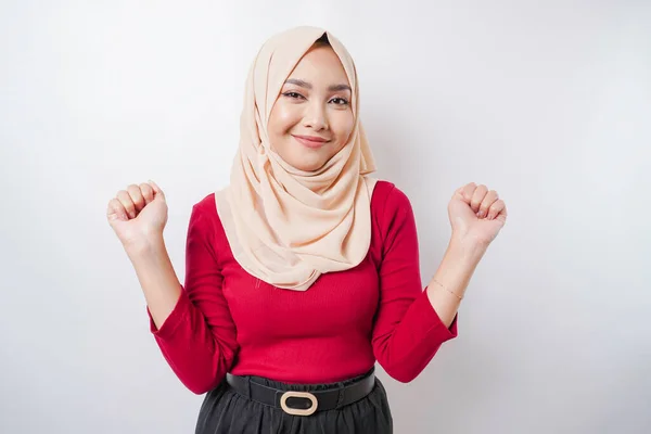 Mutlu Bir Ifadeyle Genç Bir Asyalı Müslüman Kadın Beyaz Arka — Stok fotoğraf